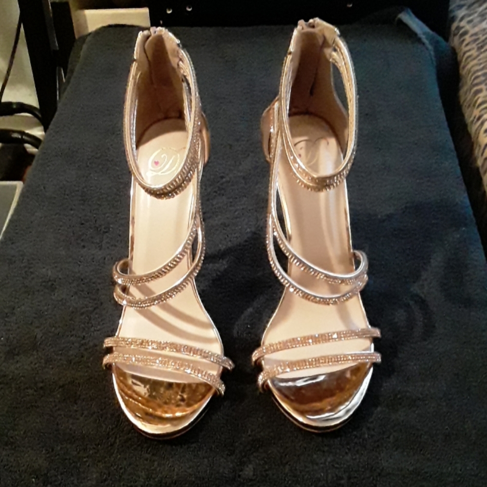 Sexy pumps. 5" heels.
